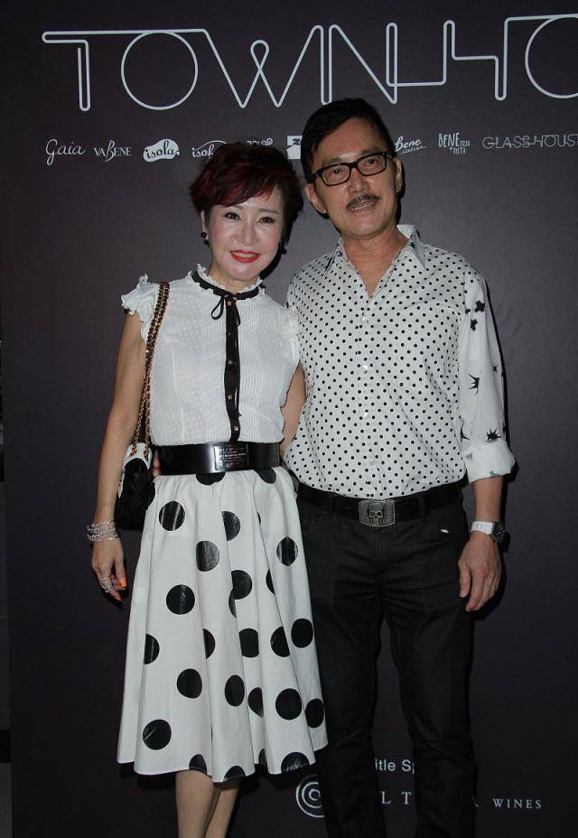 狄波拉携手老公露面,穿波点裙踩绿鞋十分娇俏,68岁还爱扮嫩_的设计