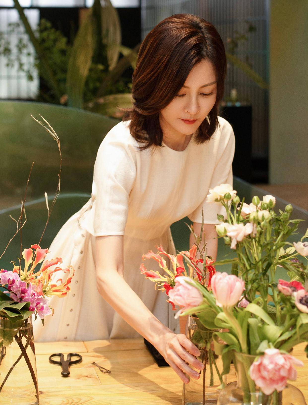 原创刘孜美得惊艳43岁穿无袖修身针织裙优雅迷人状态不输小姑娘