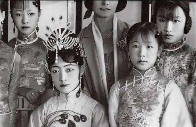 她贵为大清皇后,生下女儿却被皇帝投入火炉,幽禁10年浑噩度日_溥仪