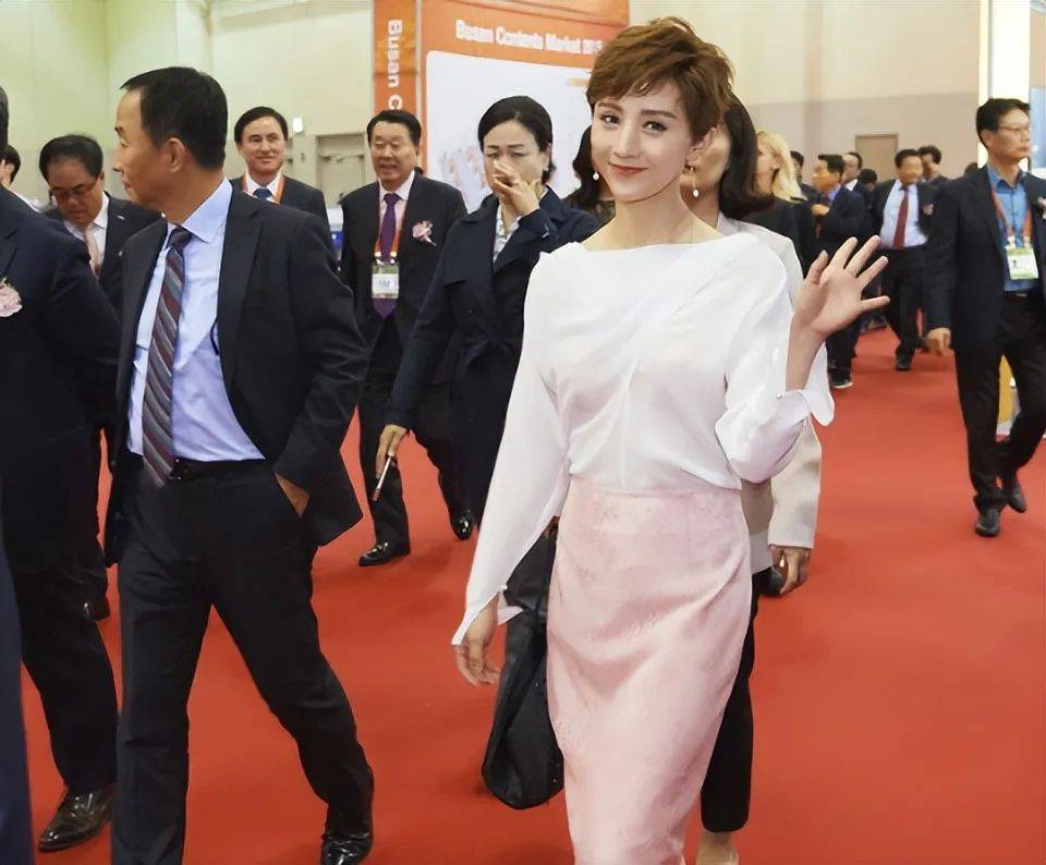 岁娇妻真美,40岁穿蕾丝裙精致窈窕,把老公镜头全抢光_白色_周庭_整体