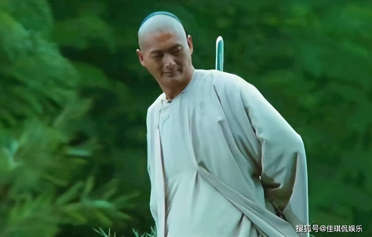 大家一查《卧虎藏龙》的演员表,发现当时参演的女星章子怡很有嫌疑.