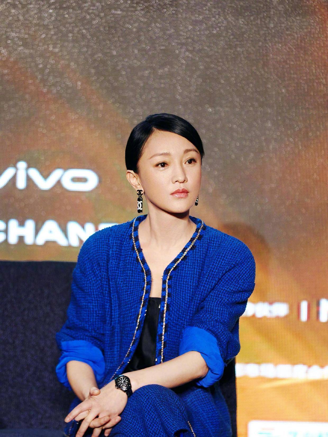 原创周迅46岁了穿宝石蓝色的小香风套装亮相依然精致优雅