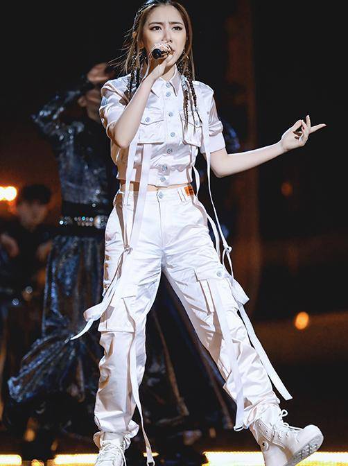 邓紫棋脏辫配工装服酷爆了!