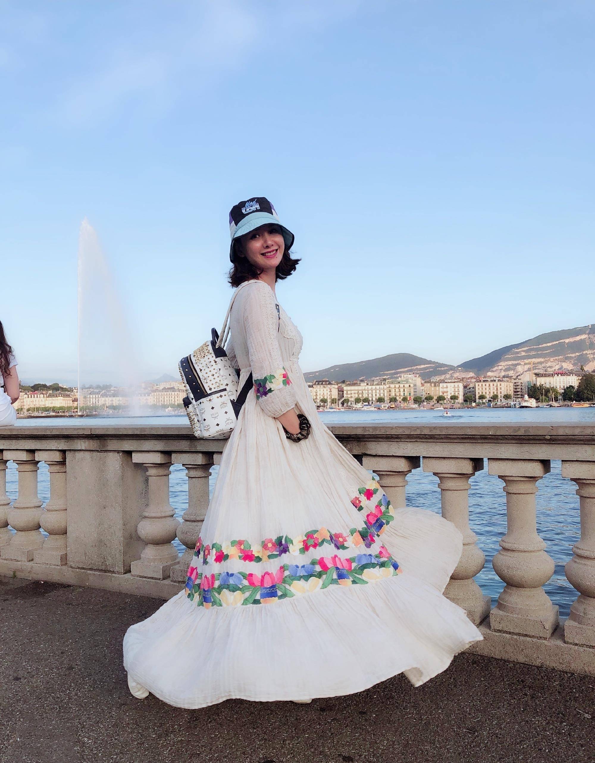 程莉莎出游真会穿,粉色t恤配半身裙扮少女,说她24岁我都信_的设计