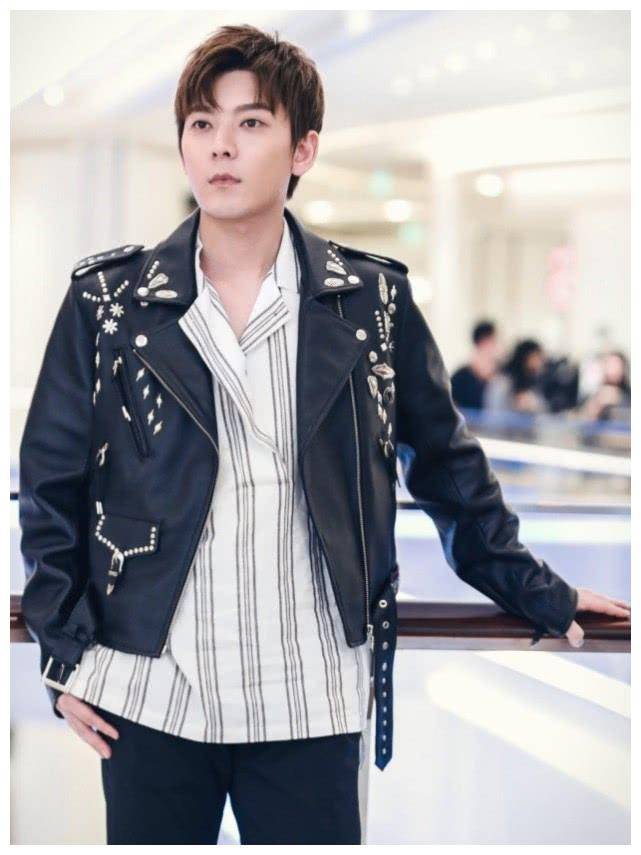 30岁陈翔机场精修公开,皮夹克 "小霉鞋"巨潮,帅回25岁!