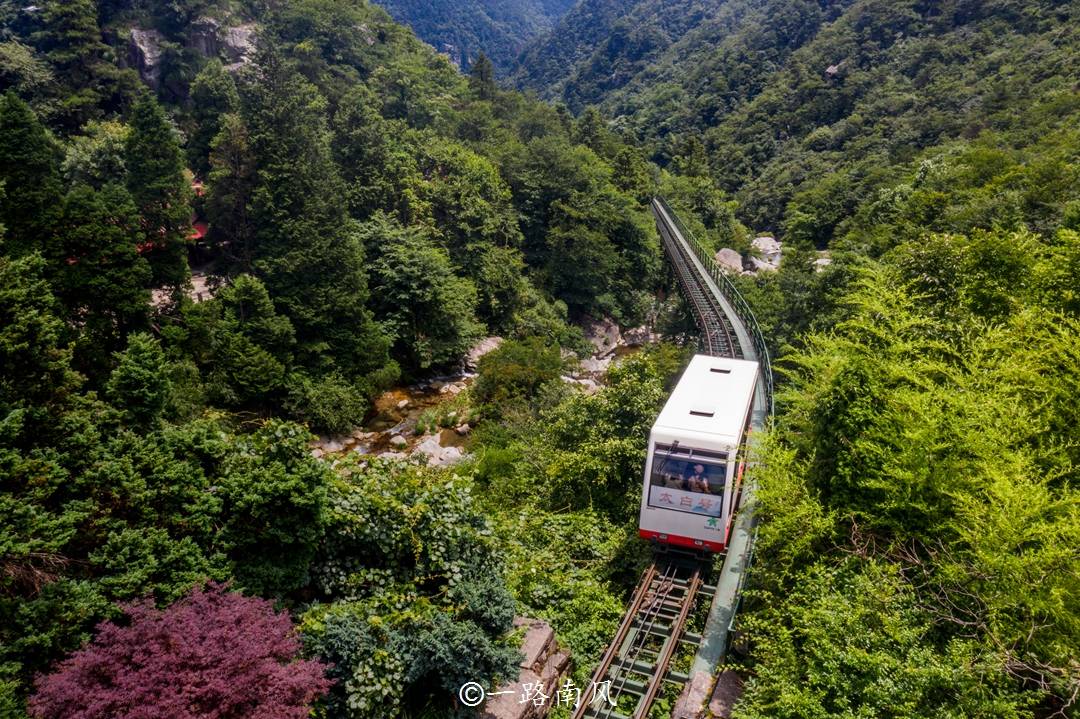 三叠泉缆车也叫森林小火车,是目前亚洲最先进的有轨缆车,全程1496米