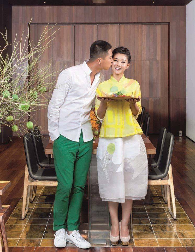 李小萌气质太惊艳,穿无袖衣配拖地长裙走红毯,甜美笑容太迷人_亮片