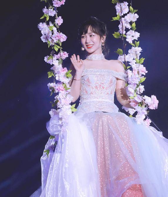 原创杨紫为证自己瘦本来裙子够紧了转身看她麦塞哪不嫌勒得慌