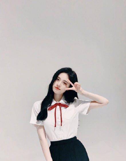 鞠婧祎真是太软妹了穿学院风jk制服扮国外学生看脸只有16岁