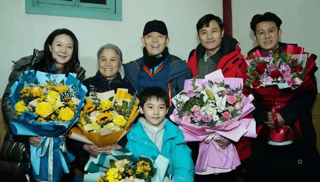 蒋雯丽64岁老公近照曝光,与多位戏骨同框,戴帽子精神好_顾长卫_朱怀旭