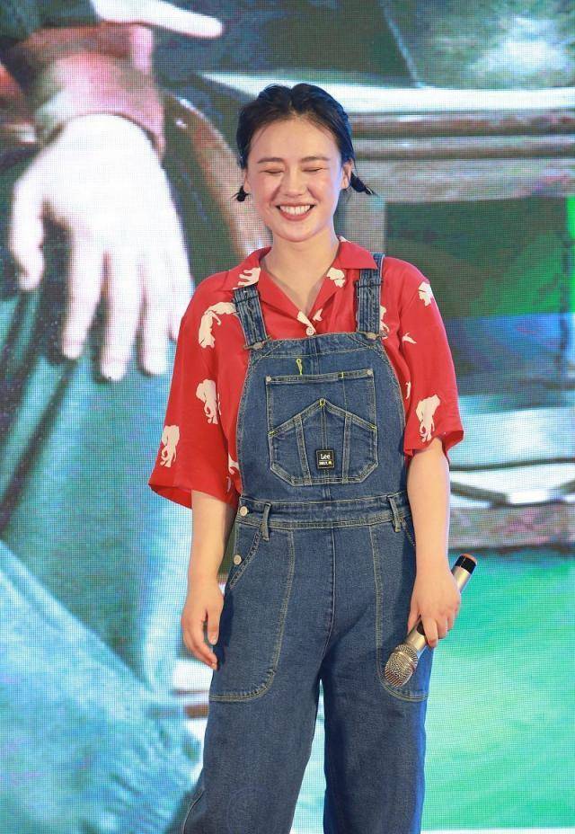 马思纯身材发福不敢认,发布会现场笑成表情包,网友称"傻大妞"_宣传_安