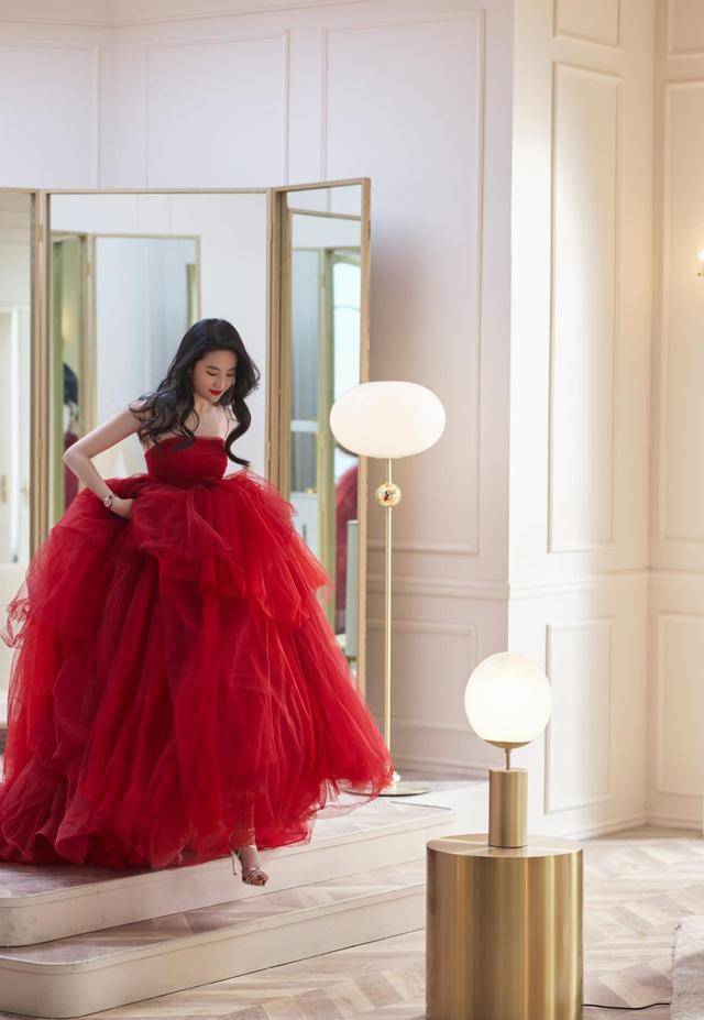 刘亦菲放大招了,穿红色婚纱裙扮"新娘子",冷艳高贵真养眼_身材_礼服