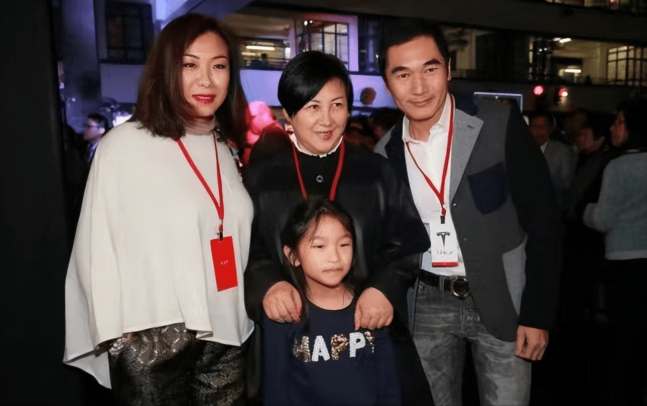 方中信一家三口合体,老婆长相霸气太男相,女儿和爸爸共用一张脸_造型