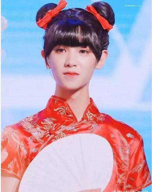 男星穿女装,朱正廷成梦露,范丞丞变白雪公主,不过最喜欢蔡徐坤_黄明昊