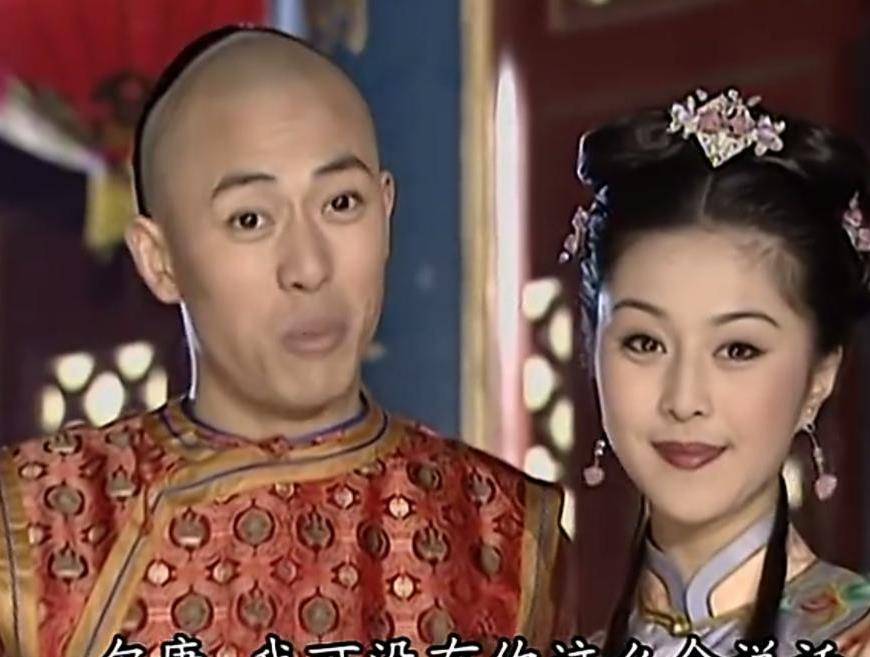 还珠:尔康喜欢金锁吗?你看她被官兵欺辱时,尔康说了啥?