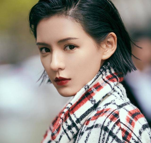 从土气网红脸到时尚女主脸,张予曦实力证明选对妆容有多重要_pa_五官