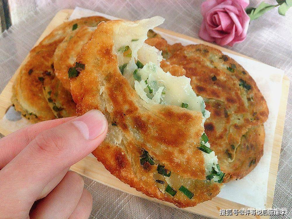 上海阿大葱油饼在家就能做,个个香酥脆,比买的还香_烤制_葱花_面团