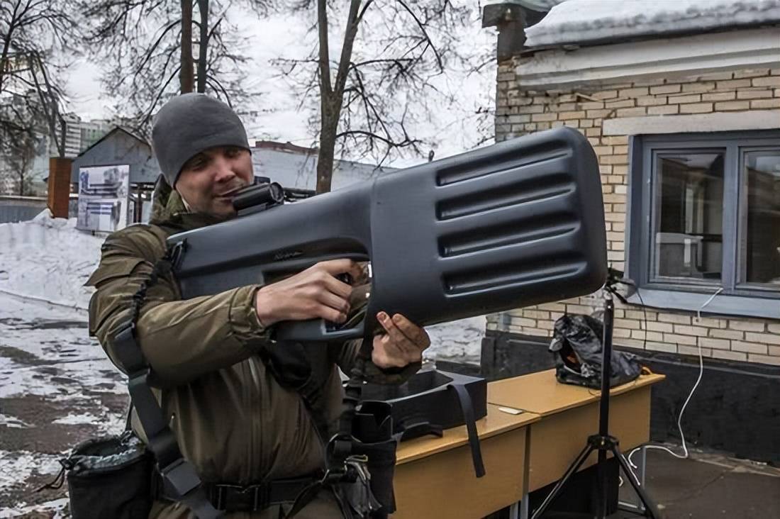 谁说俄军只会啃老,神秘电磁枪亮相乌战场,分分钟让无人机栽跟头_乌军