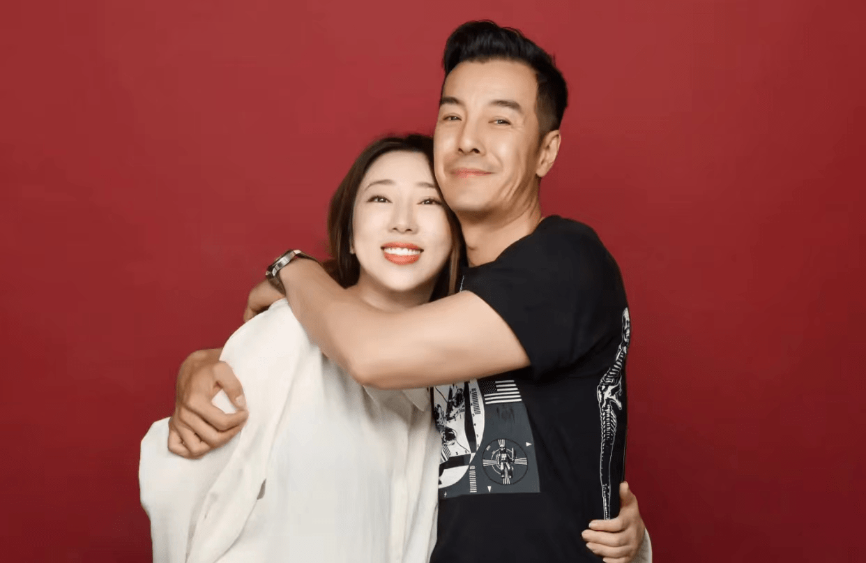 51岁海一天庆结婚4周年紧搂漂亮老婆秀恩爱夫妻同框如两代人