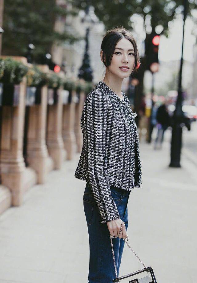 原创31岁梁洛施气质真好穿小香风外套配牛仔裤清新甜美超减龄