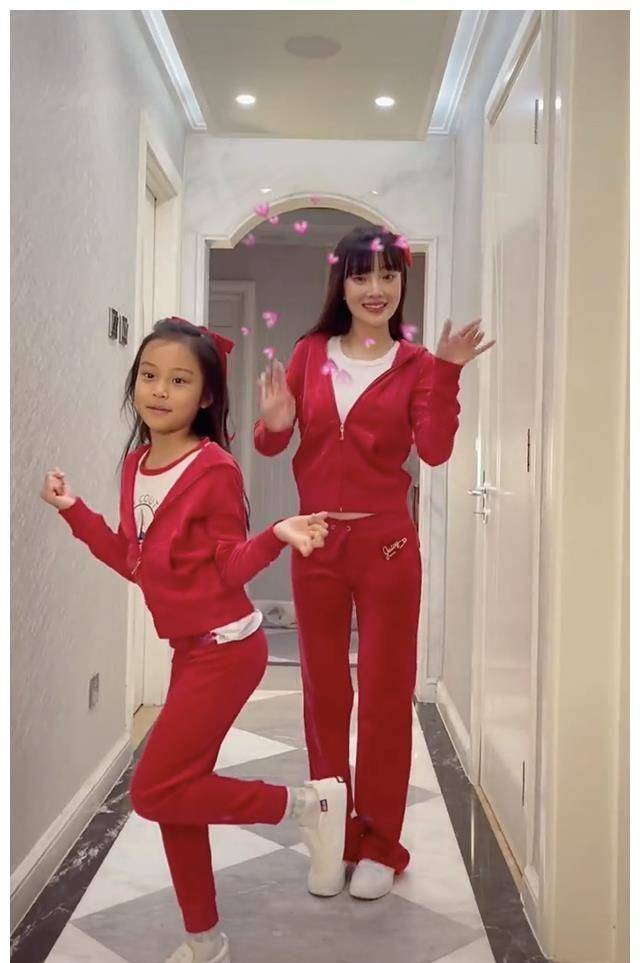 李小璐母亲节秀母爱,甜馨身高直逼妈妈肩膀,母女变装风格百变_女儿