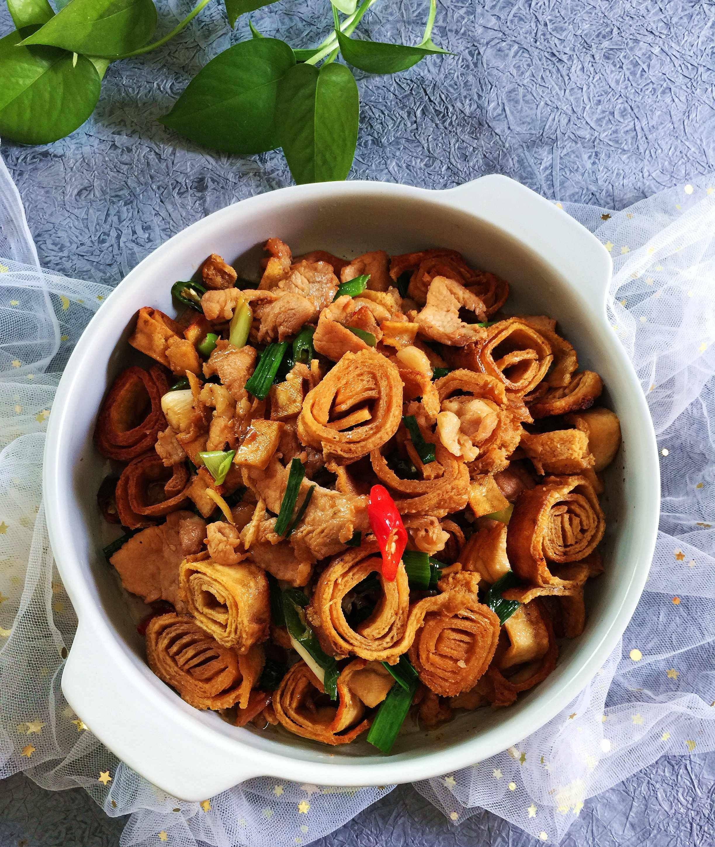 下锅一煎一焖,米饭能多吃两碗_千张_辣椒_青蒜