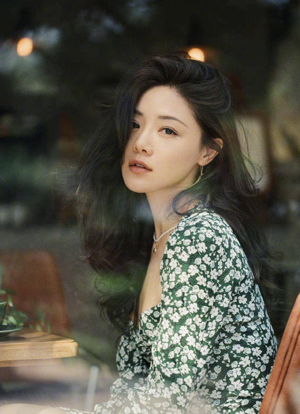 原创邓家佳港风写真绿色碎花高时尚长裙时尚十足双手都能握住腰