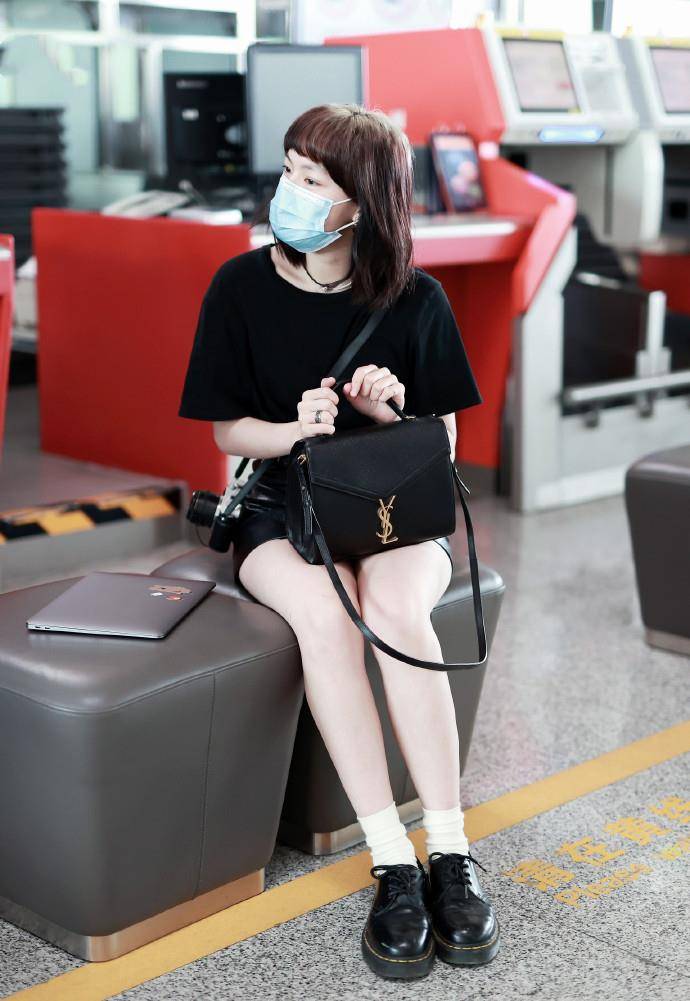 原创邱冬娜文琪罕见秀身材穿小皮裙赶飞机细腿抢镜妹妹真时髦