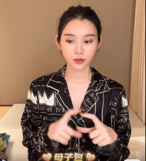 奚梦瑶穿千元睡衣炫奢侈品!给女儿买万元包包
