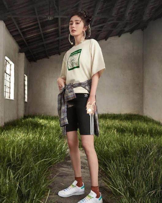 杨幂的腿真加分,穿骑行裤又长又直太抢镜,运动鞋当拖鞋踩真潮_穿着_好