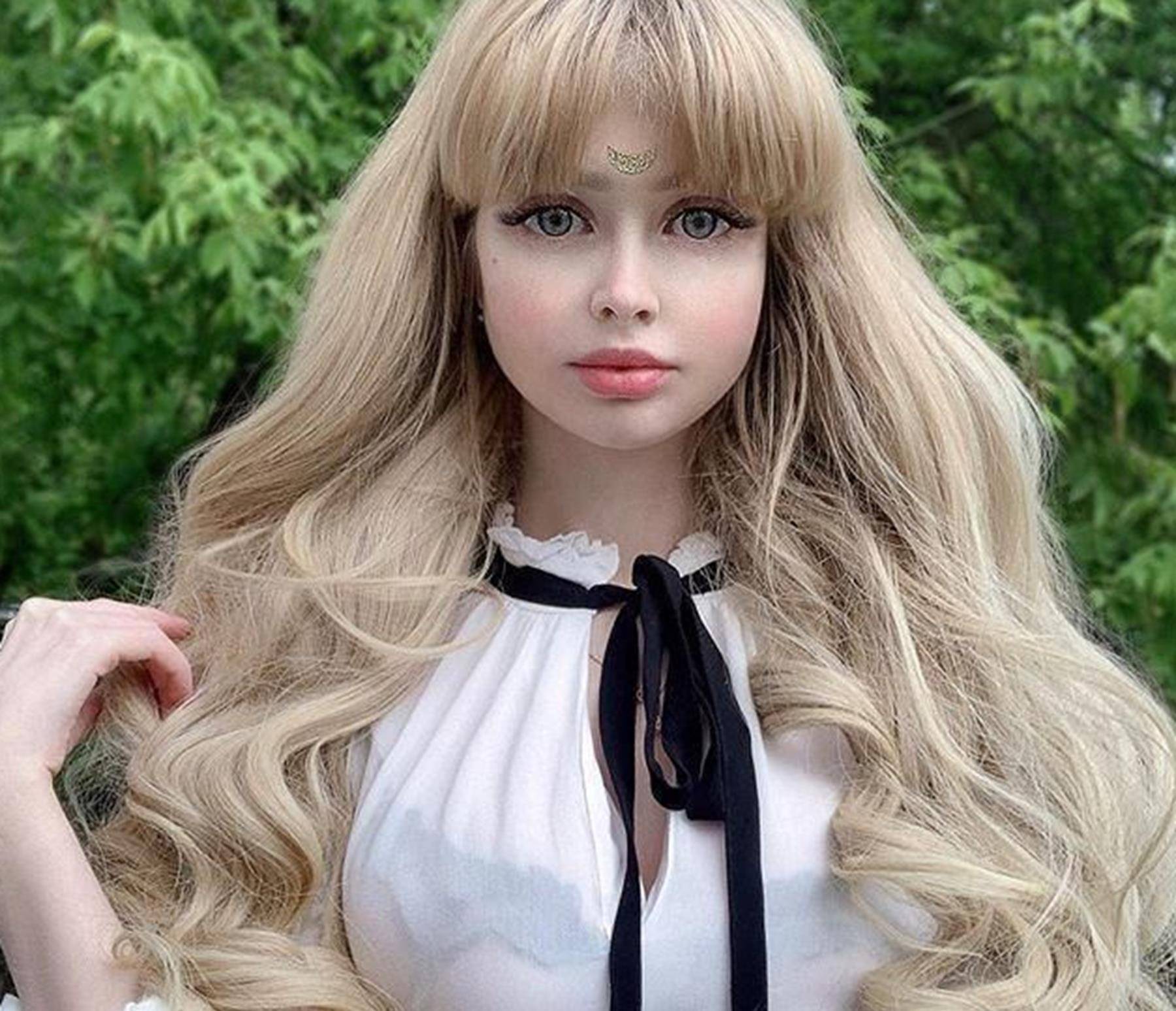 她被当成"芭比娃娃"养大,一生被掌控,连买衣服的权利都没有_父母_真人