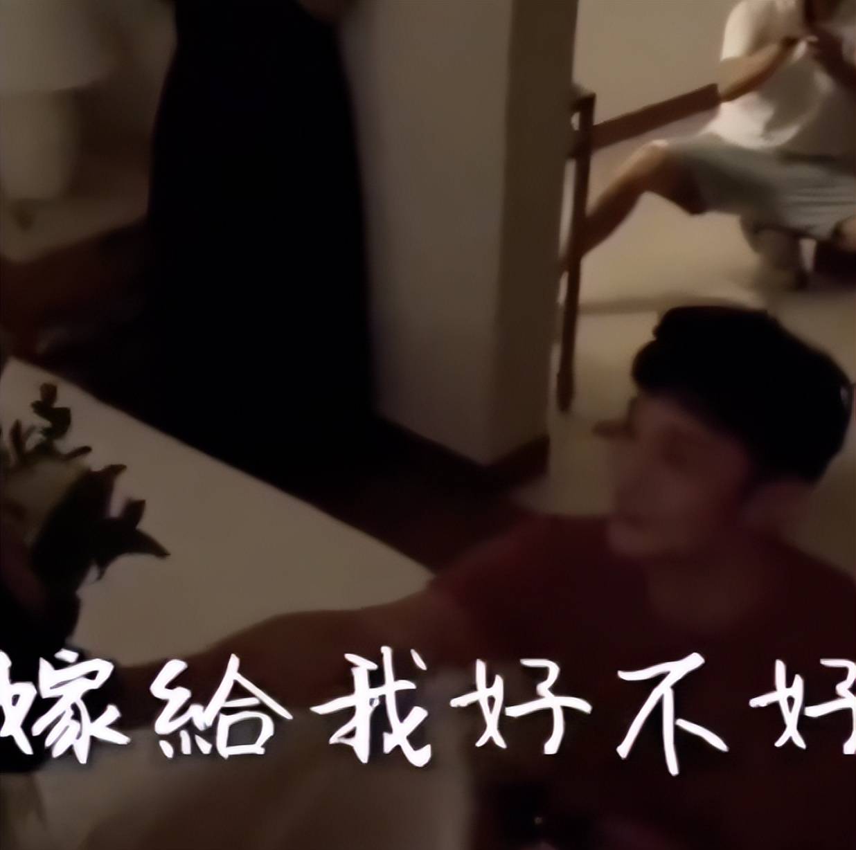 杨丞琳晒两人牵手照为丈夫庆生,李荣浩回应送飞吻