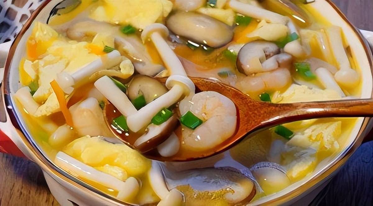 一,三鲜汤材料:虾16只,海鲜菇适量,香菇2朵,胡萝卜半根,鸡蛋二个,葱