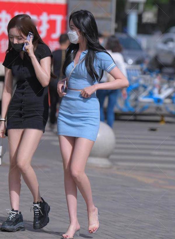 原创街拍美女气质女生选择了不同风格的短裙穿搭都很优雅耐看