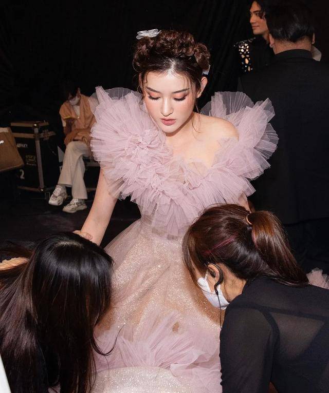 昆凌的脸,柳岩的身材,关晓彤的腿_nguyen_可乐_风格