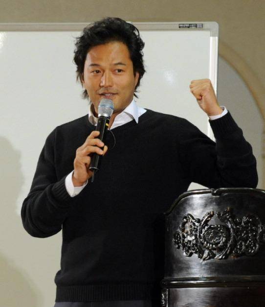 他是《人鱼小姐》里的贵公子"李朱旺",一切美好徒留电视里