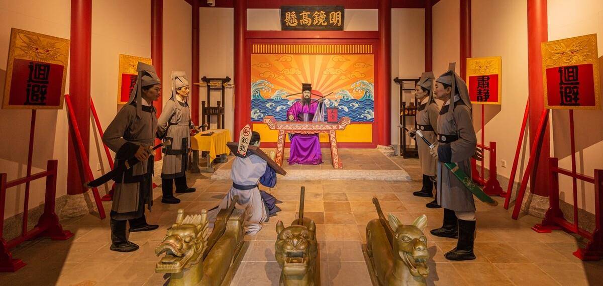 第二天,县衙外围观了成百的百姓,都来看狄大人审案.张氏也在旁听审.