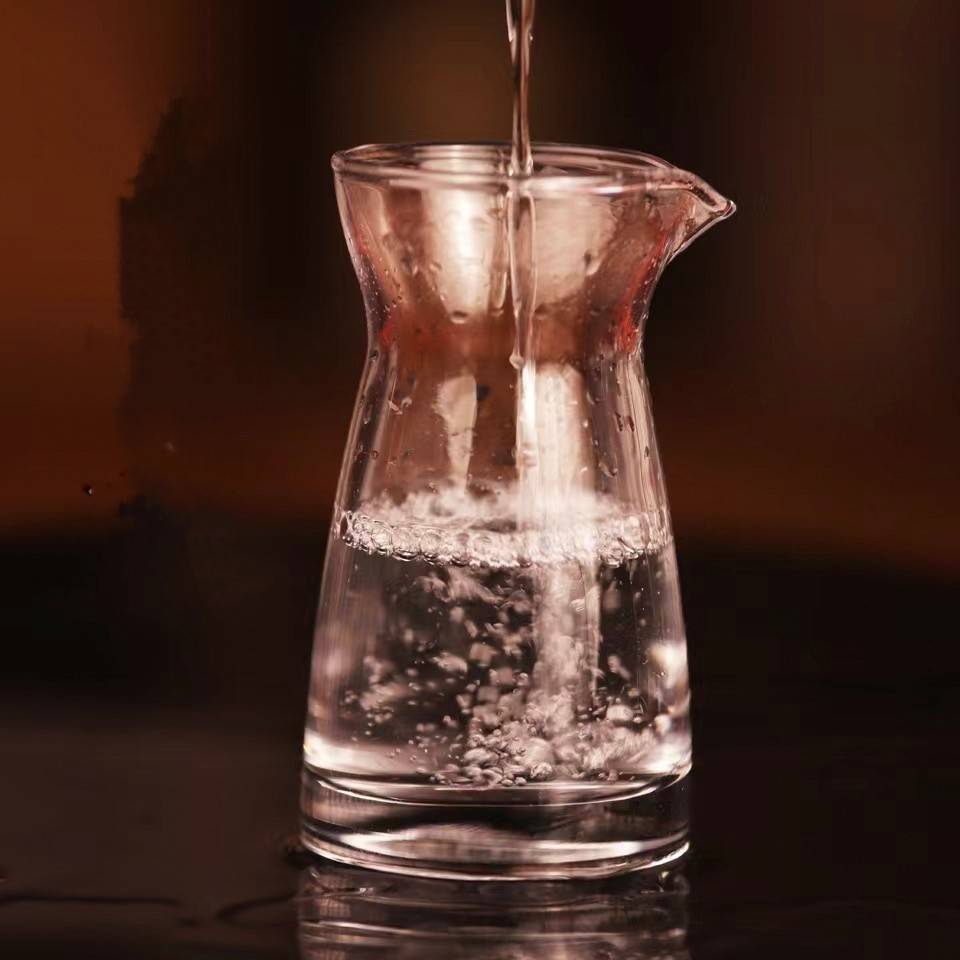 有着浓浓的粮食香,入口就有爆香感,酒香甜爽优雅,酒花细致,挂杯明显