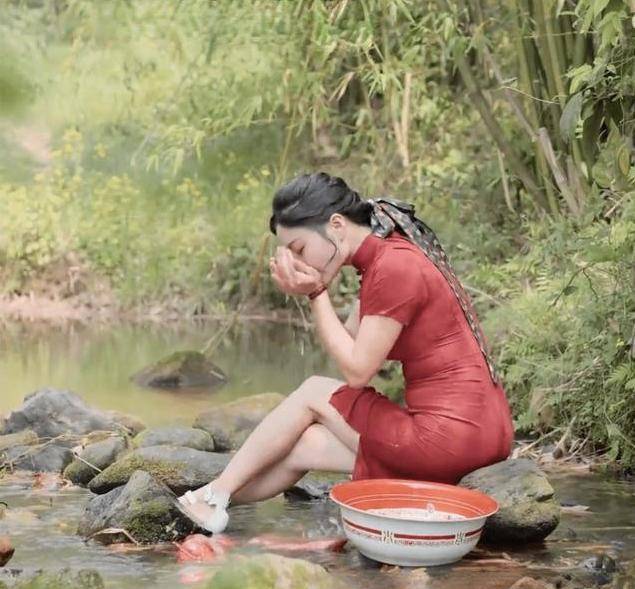 回顾田媛风女网红行为引争议,穿旗袍干农活,网友:擦边无下限_视频