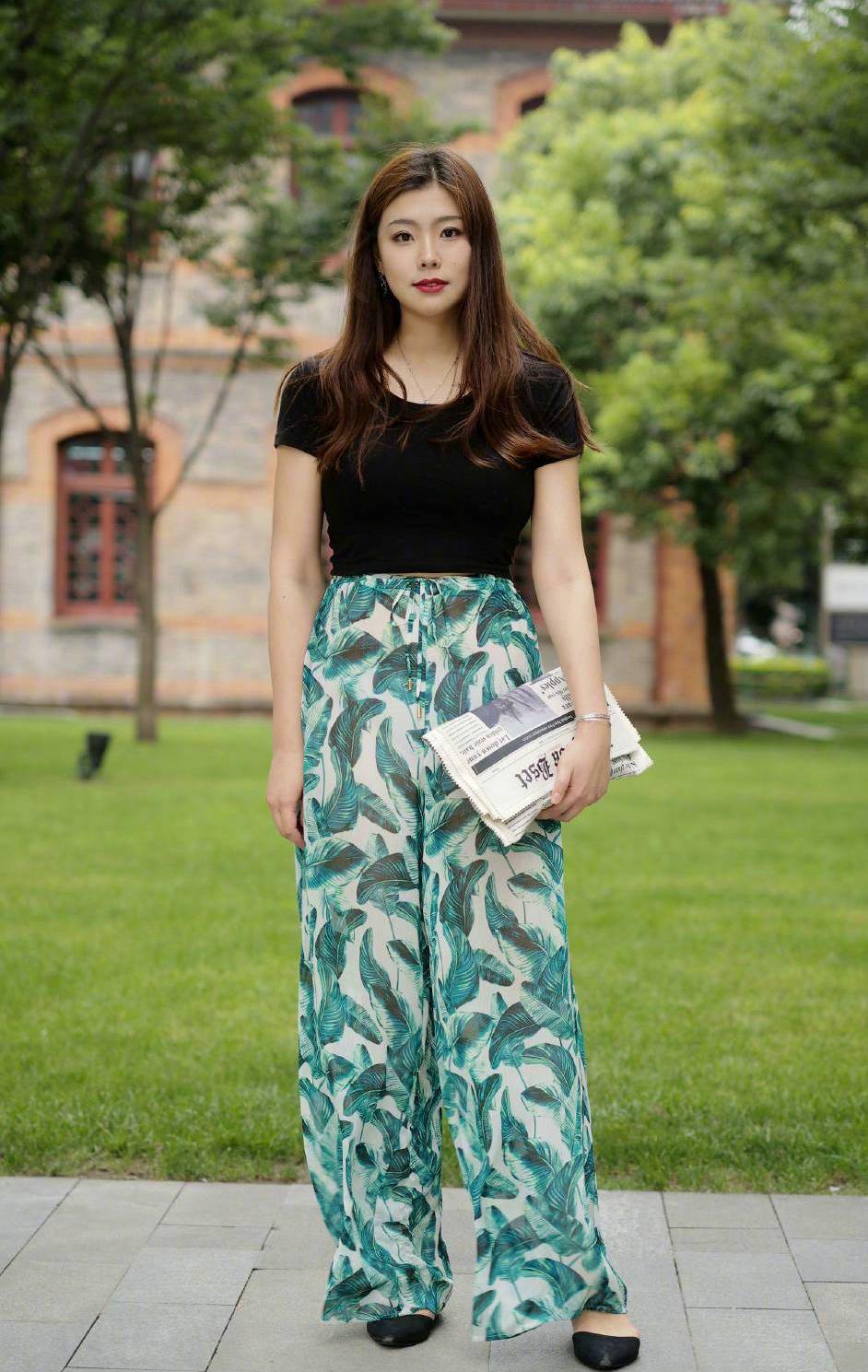 看看这些长裤美女的清凉搭配吧_时尚_休闲_体恤衫