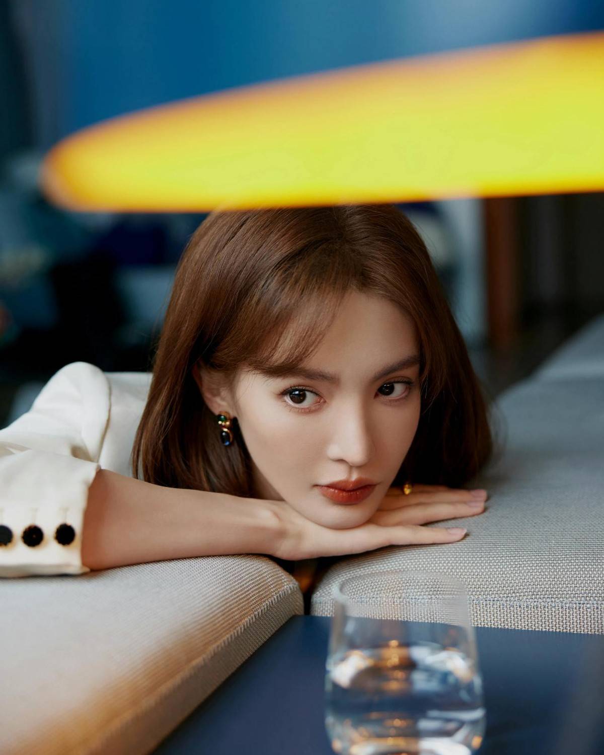 金晨这样穿太好看了,米白色西装裙飒爽干练,配白色高跟鞋好迷人_效果