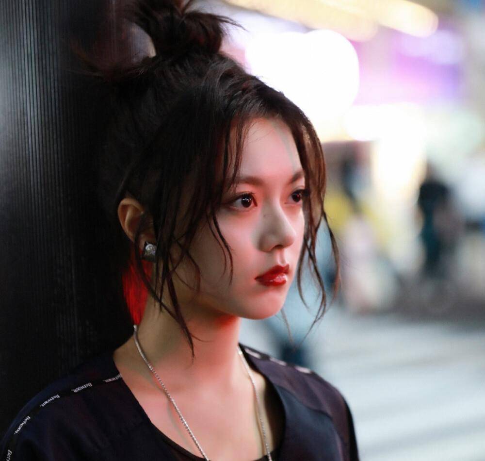 18岁赵今麦毕业了!"逛吃逛吃"模式开启,素颜出镜五官太真实