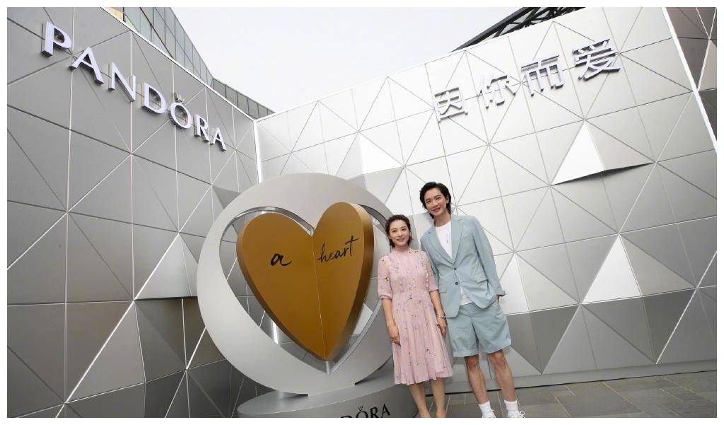 刘璇带老公出席活动,粉色星座裙少女感十足,23cm身高差超抢眼!