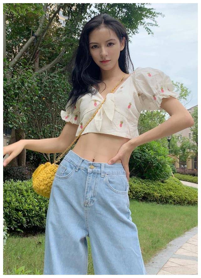 看到张予曦我才知道,原来漫画腰真的存在,就巴掌大还有马甲线!