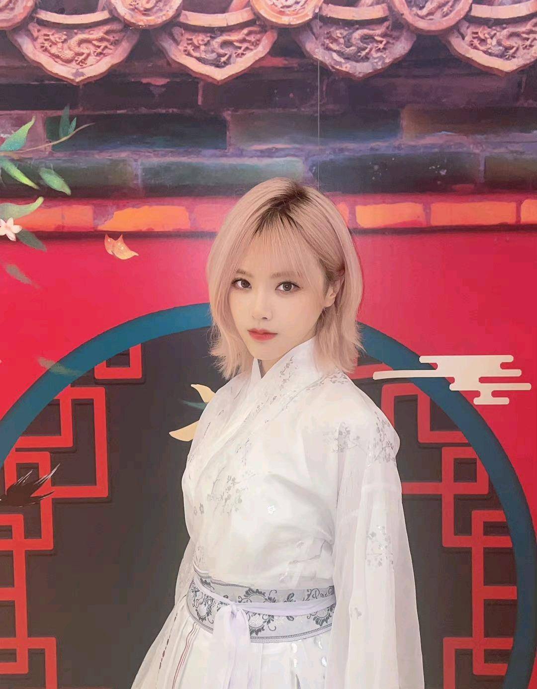 曾佳(ckg48一期生)郑丹妮郑丹妮(snh48六期生)杨若惜杨若惜(gnz48八期