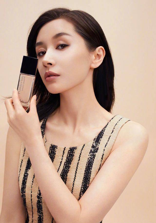 王子文成为国内首位Dior彩妆大使红唇配大背头精致妆容很女神 第1张