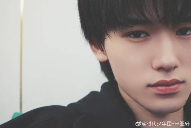 宋亚轩上线营业晒九宫格怼脸自拍五官精致