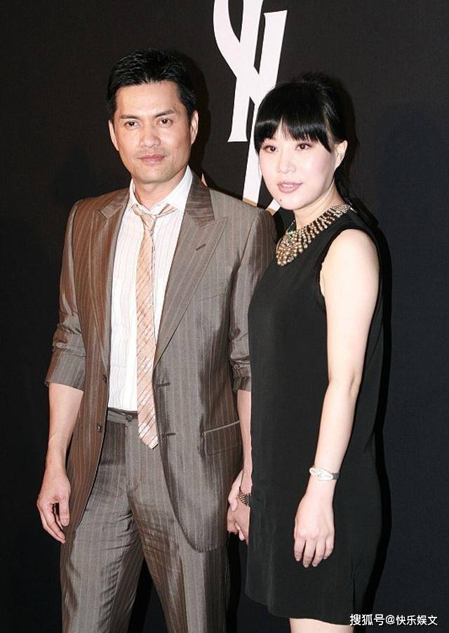 67岁知名港星在东莞商演!身形硬朗帅气年轻,舞台简陋灯光昏暗