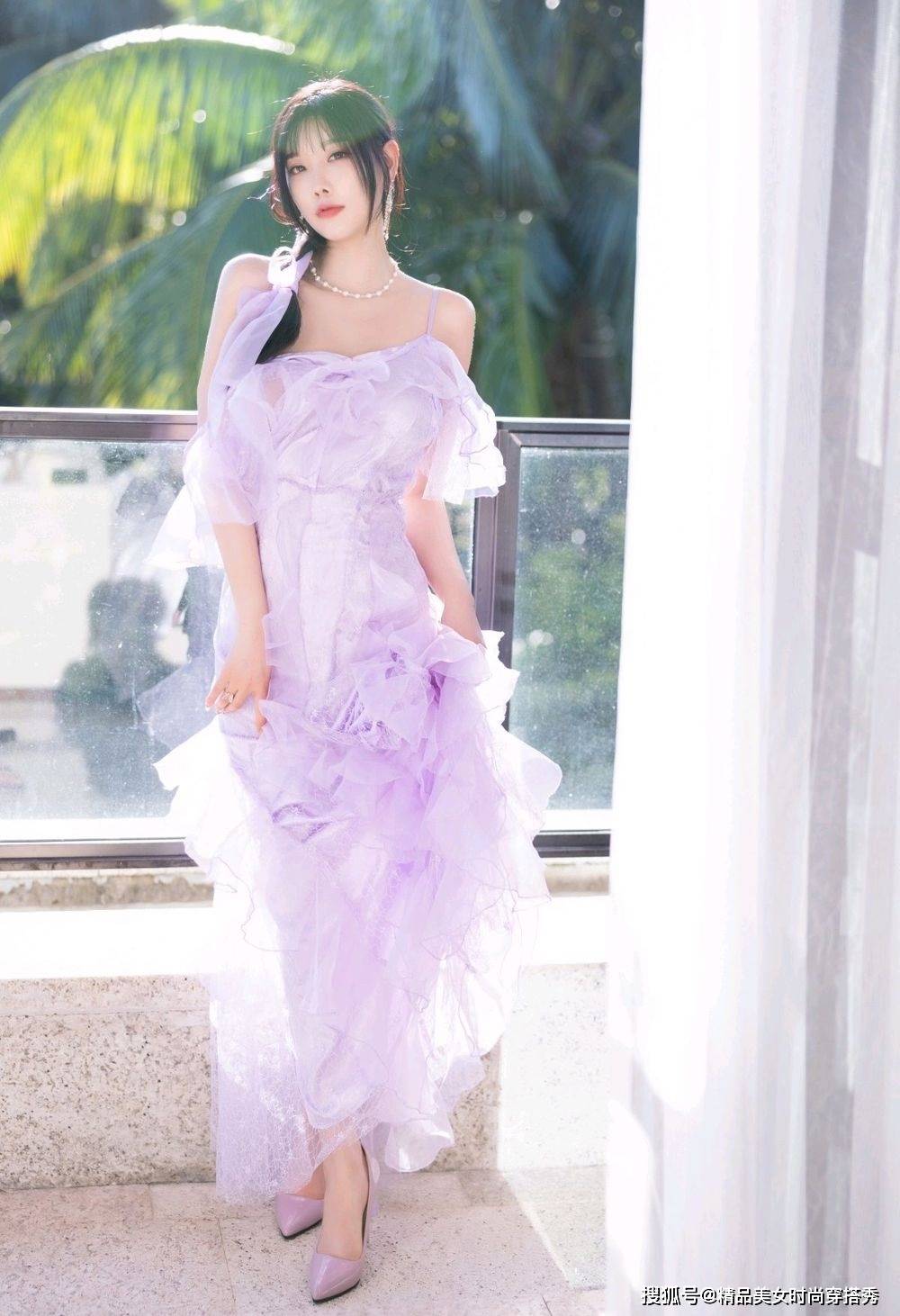 原创             一袭紫色的连衣裙在阳光的照射下，整个人都好像在发光一样，尽显温柔浪漫