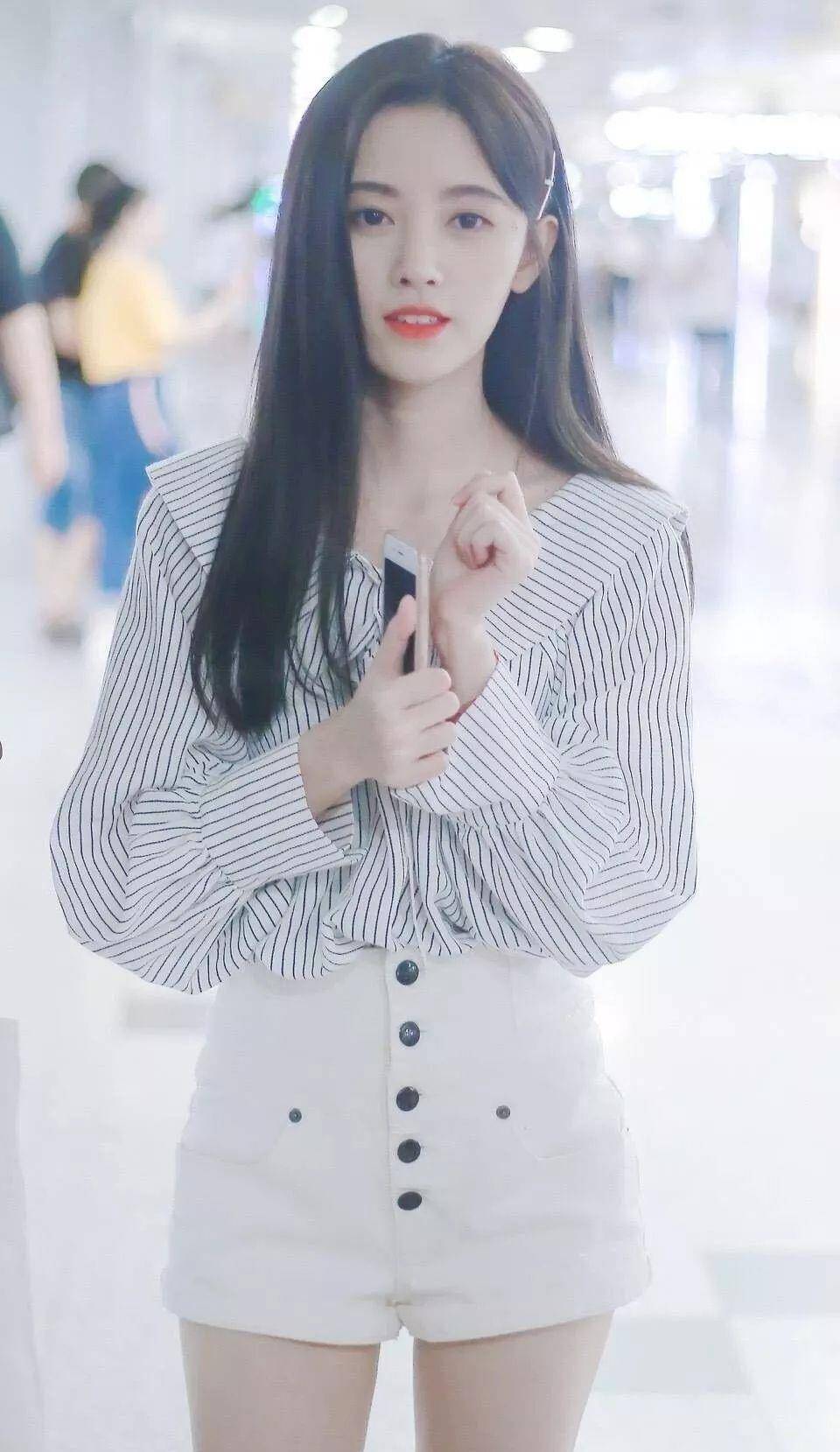 穿衬衫的鞠婧祎是女神没错了文艺又甜美随便一件都很有范